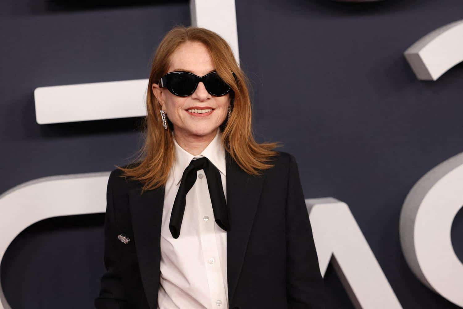 Loin des tendances, Isabelle Huppert reste fidèle à ce parfum audacieux et charnel créé en 1948
