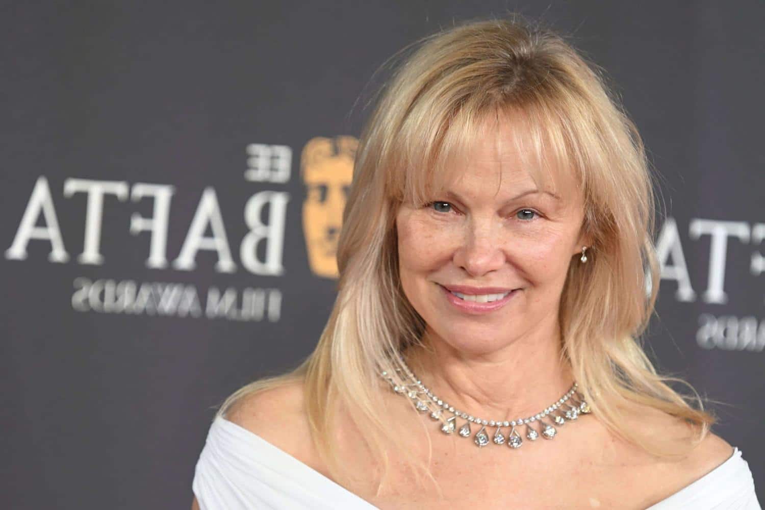 Pamela Anderson adopte la coupe de cheveux la plus audacieuse de la saison et rajeunit de dix ans