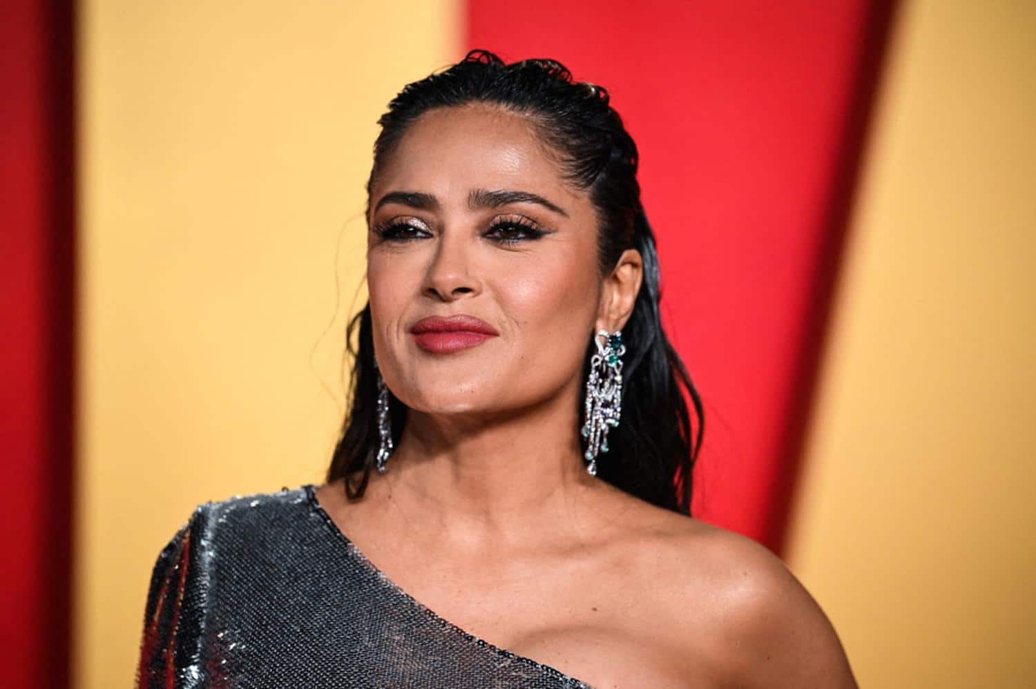 Sur le tapis rouge, Salma Hayek sublime ses cheveux gris avec un magnifique chignon de gala