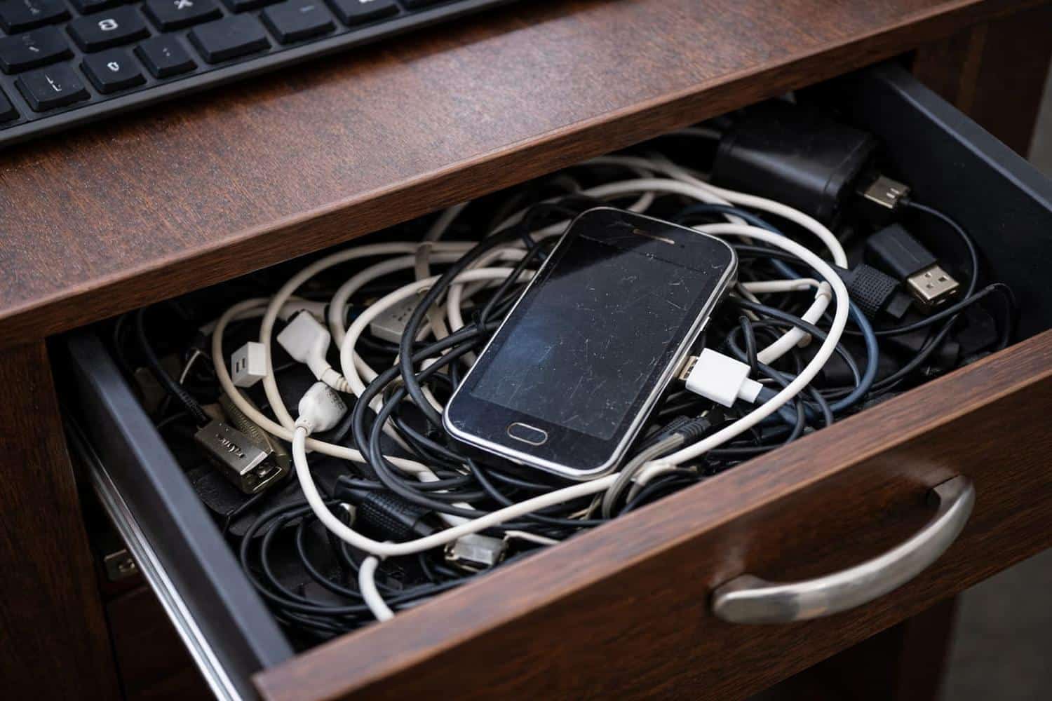 Ne gardez plus votre ancien smartphone dans un tiroir, il représente un danger