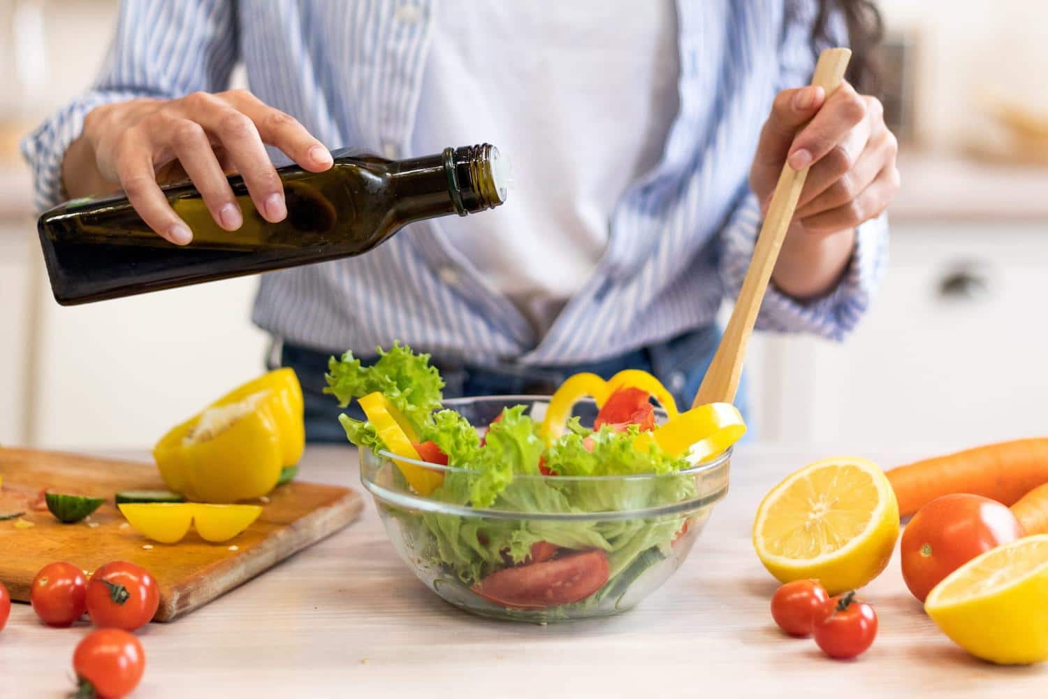 Parfaite pour les vinaigrettes et la cuisson : cette huile pas chère est recommandée par l'UFC-Que Choisir