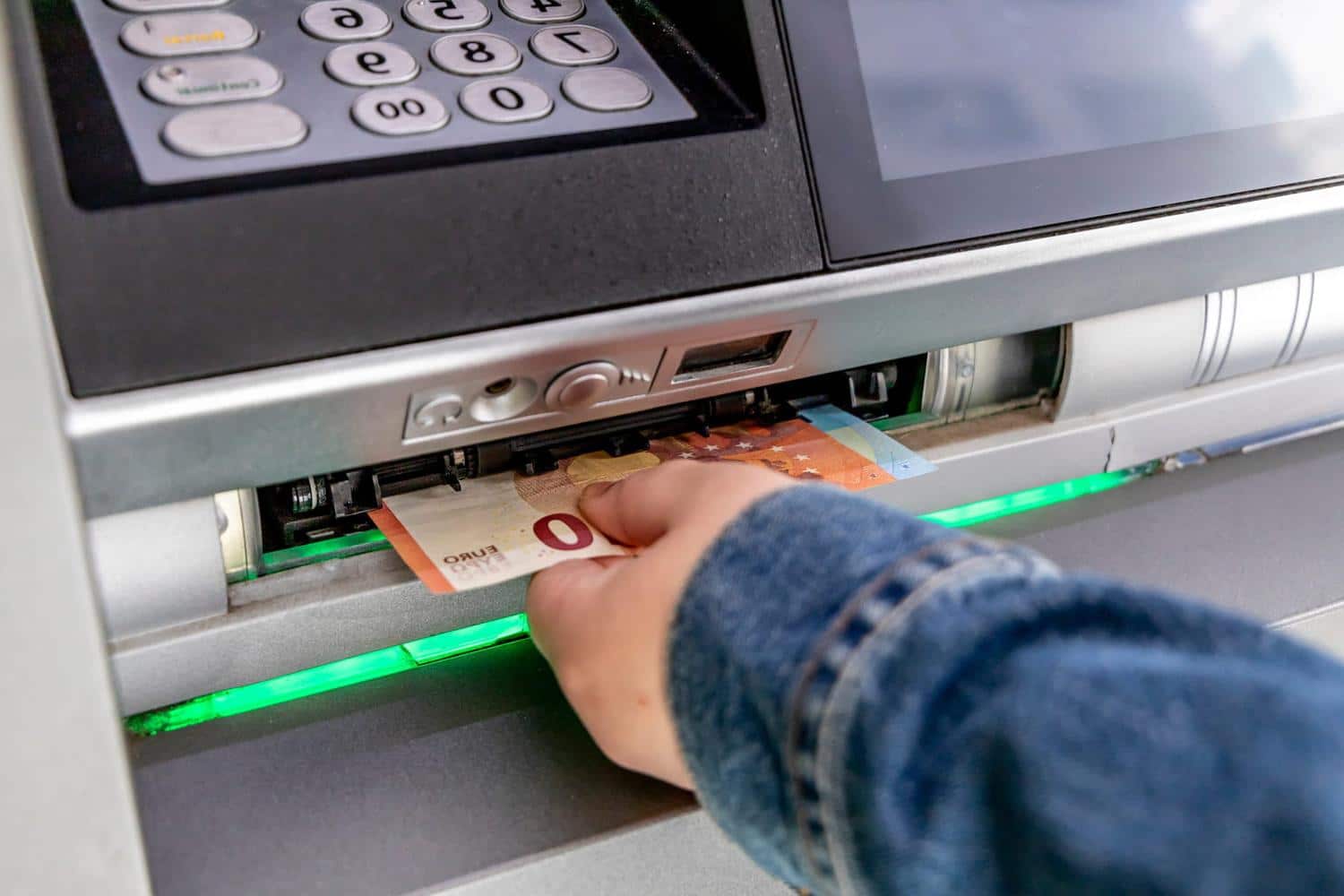 Distributeurs automatiques : l'erreur que l'on fait tous après avoir retiré de l'argent