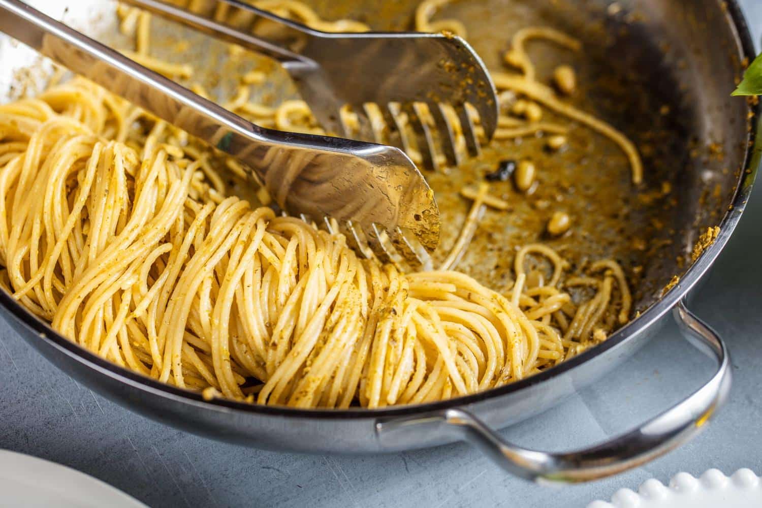 En les cuisant ainsi, les Italiens obtiennent des pâtes moelleuses et bien liées, sans beurre ni crème