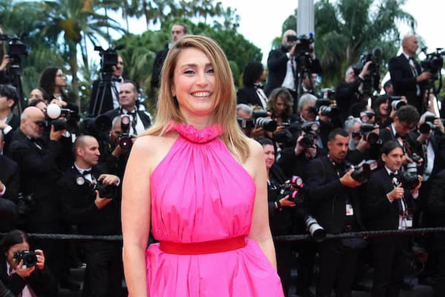 À Cannes, Julie Gayet éclipse les stars d'Hollywood grâce à son brushing glamour signé Dessange