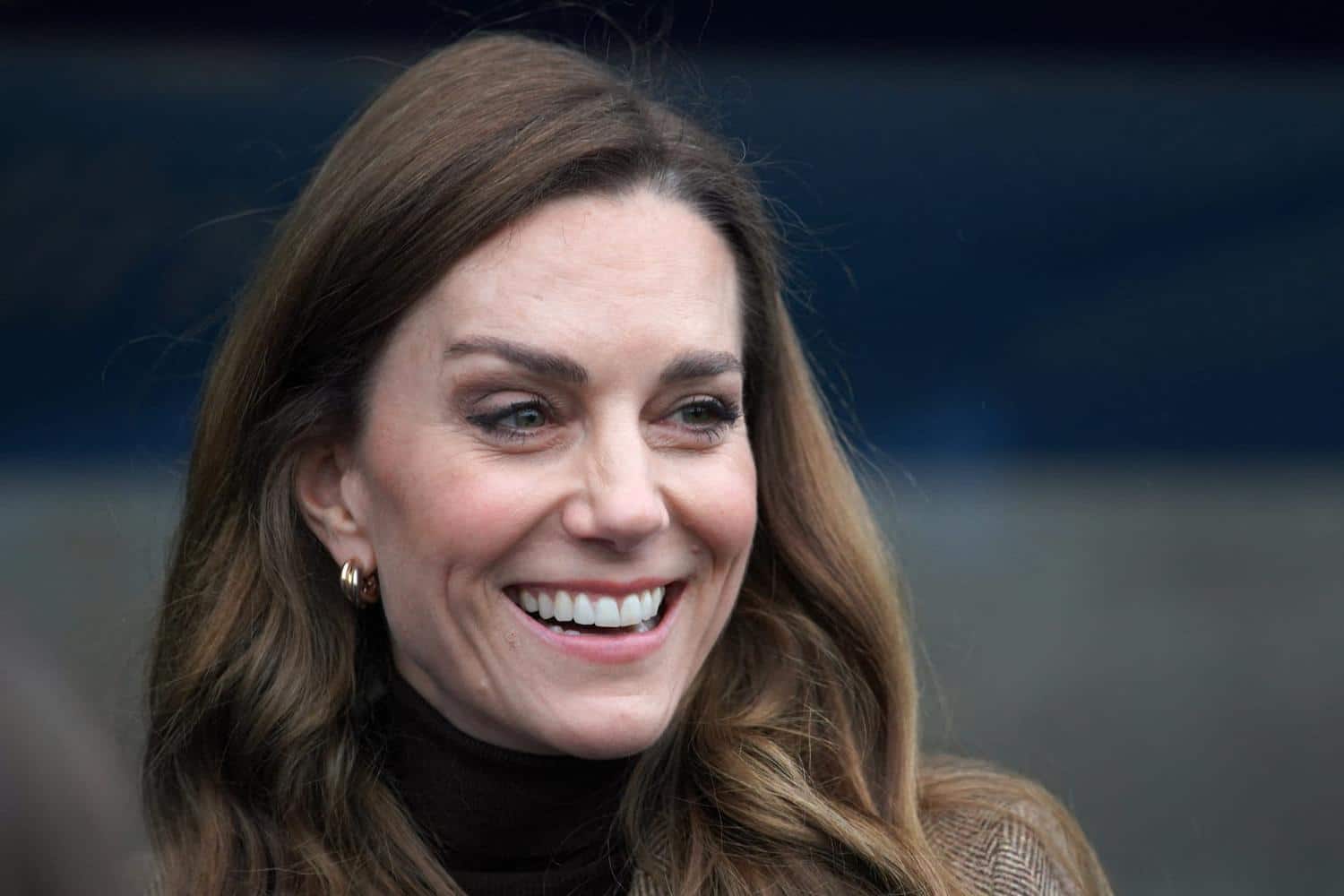 Kate Middleton a trouvé la parade parfaite pour porter ses ondulations sans cheveux dans les yeux