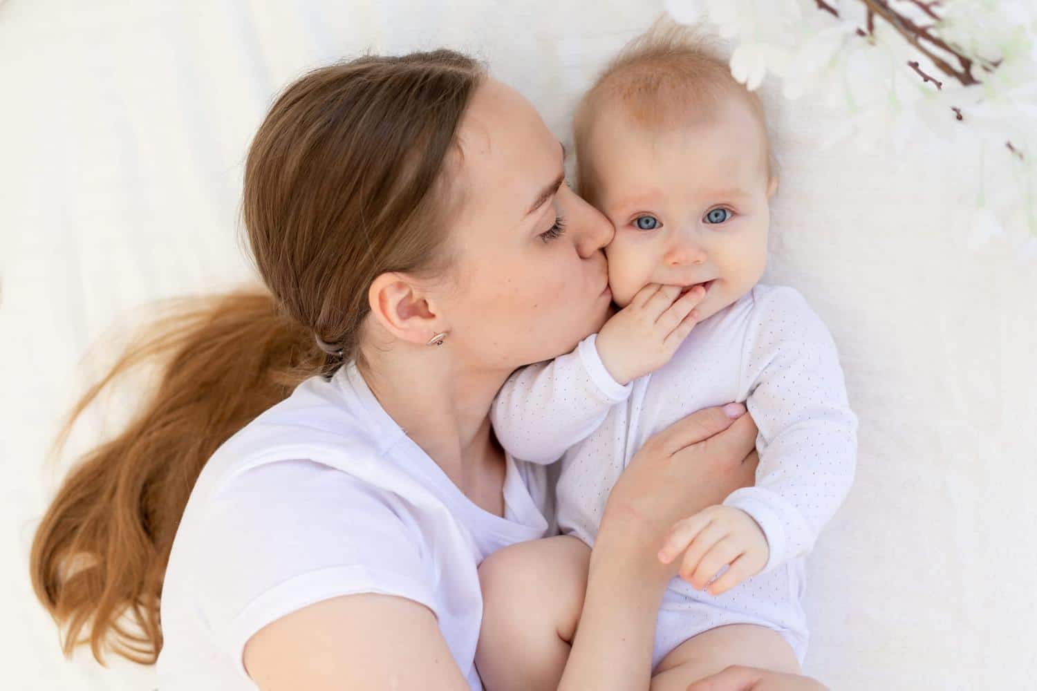 "Tout se joue avant cet âge" : une psychologue nous révèle quand le lien d'attachement se crée avec bébé