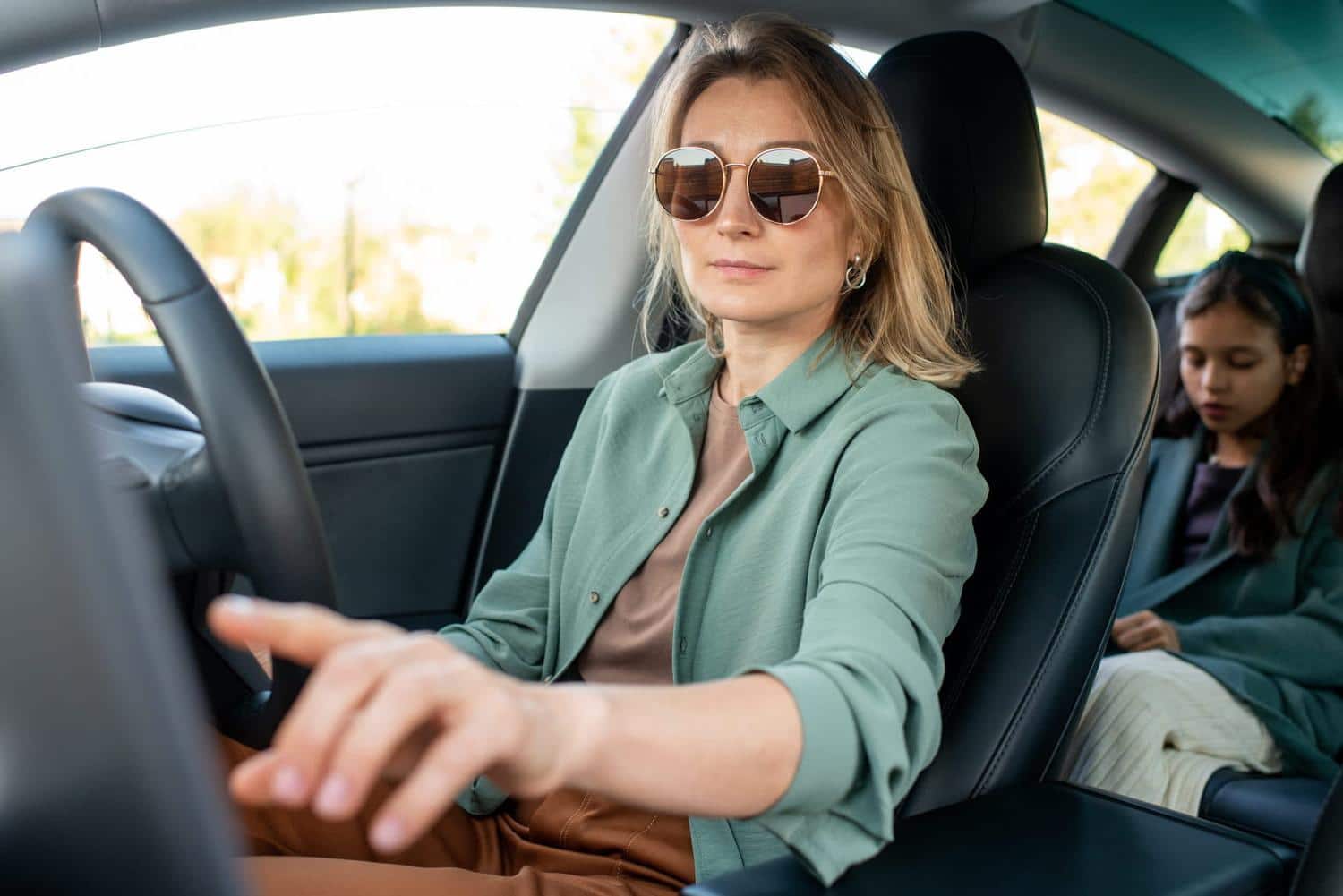 La Sécurité routière prévient : ces lunettes de soleil sont "fortement déconseillées" en voiture