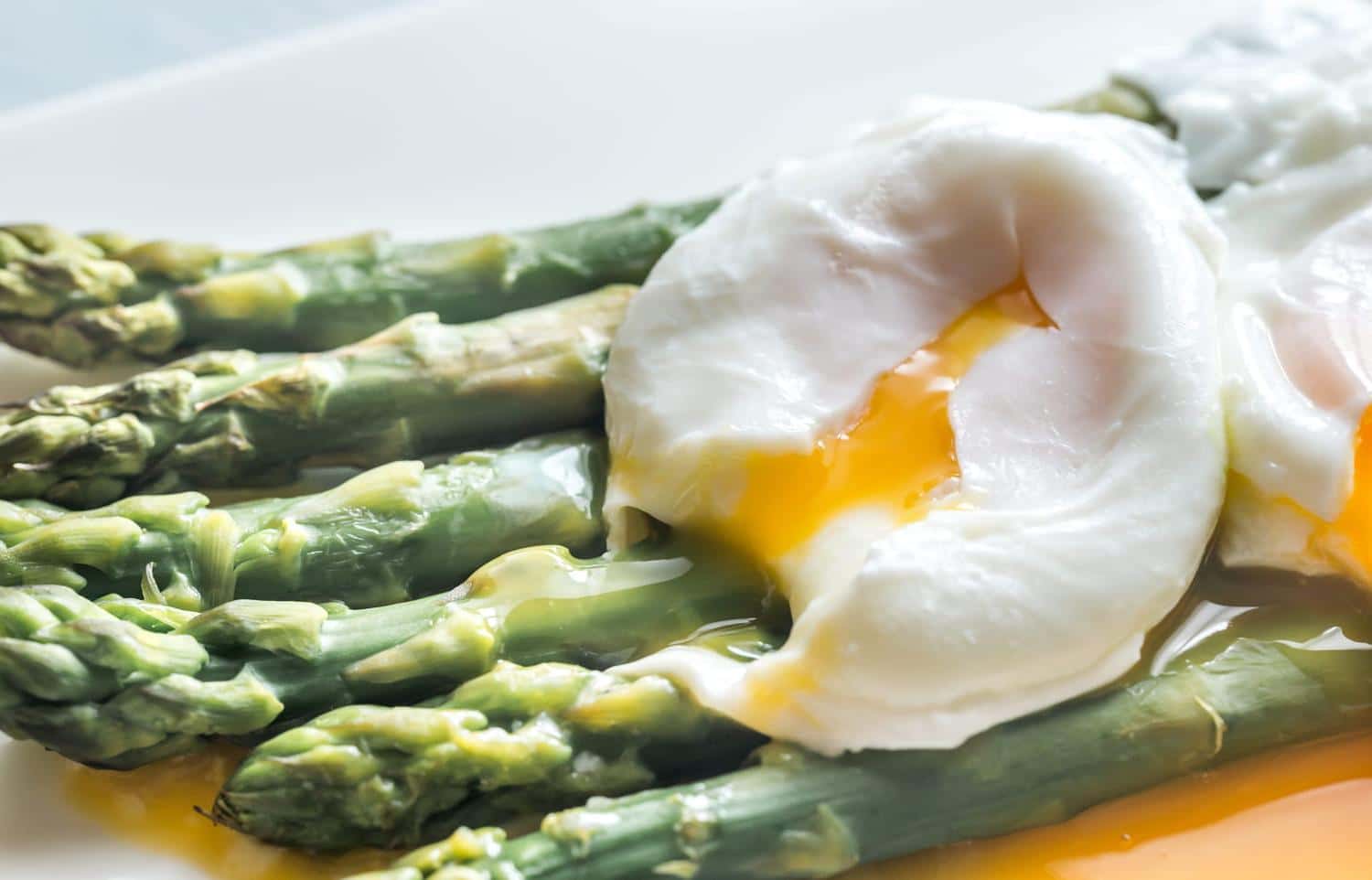 "Moins de 10 minutes" : Laurent Mariotte cuit les asperges de cette manière, ça leur donne du goût