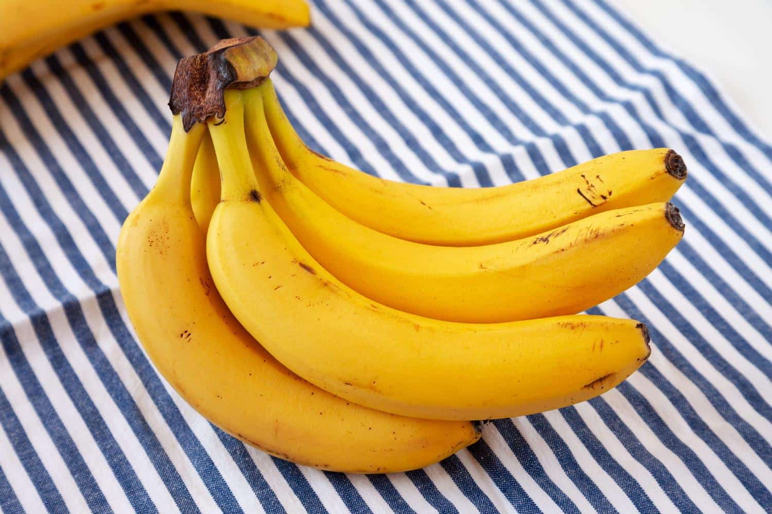 Ni frigo ni corbeille : les bananes se conservent bien mieux comme ça