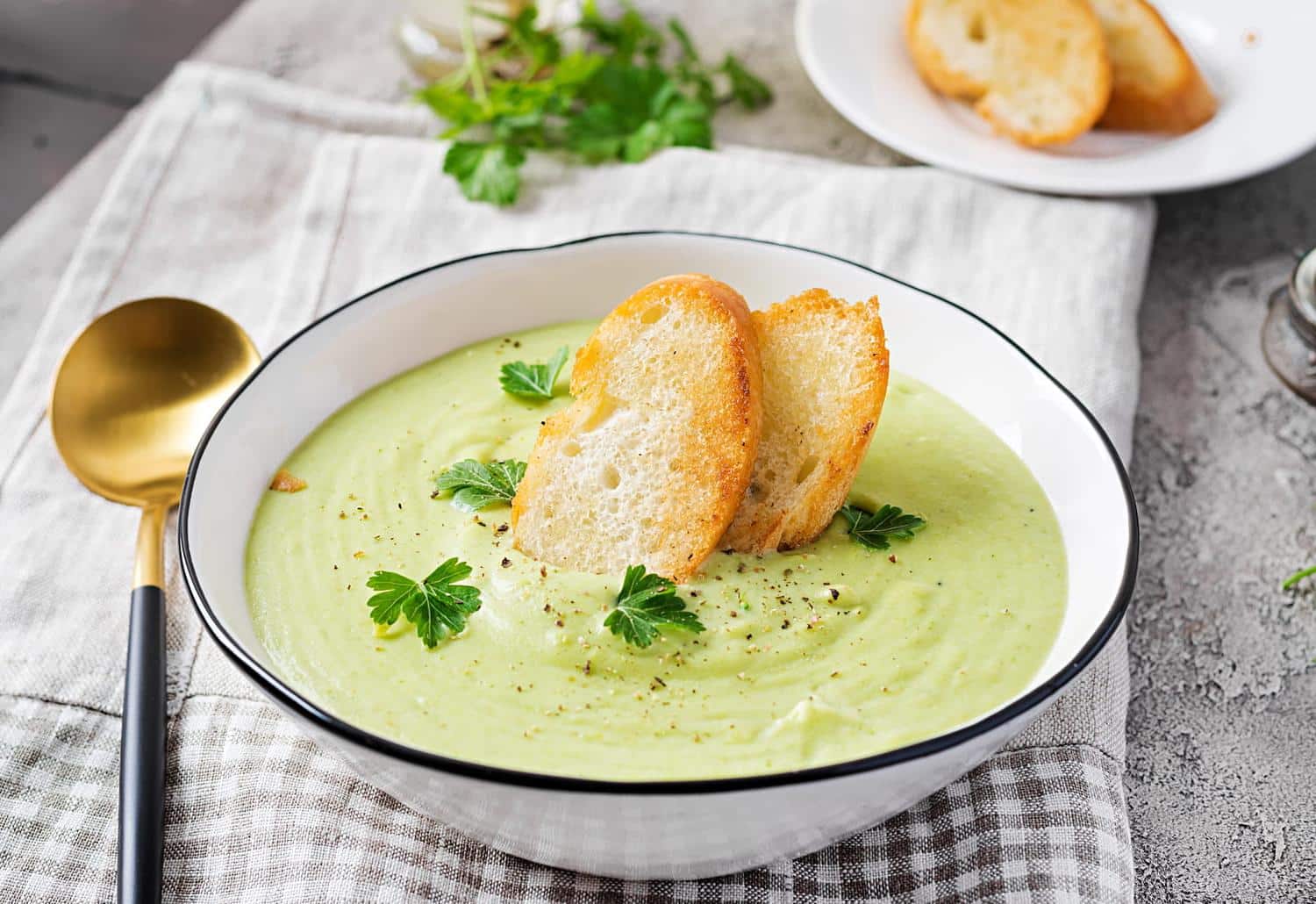 Plus douce qu'un gaspacho, cette soupe froide sans cuisson est prête en quelques minutes
