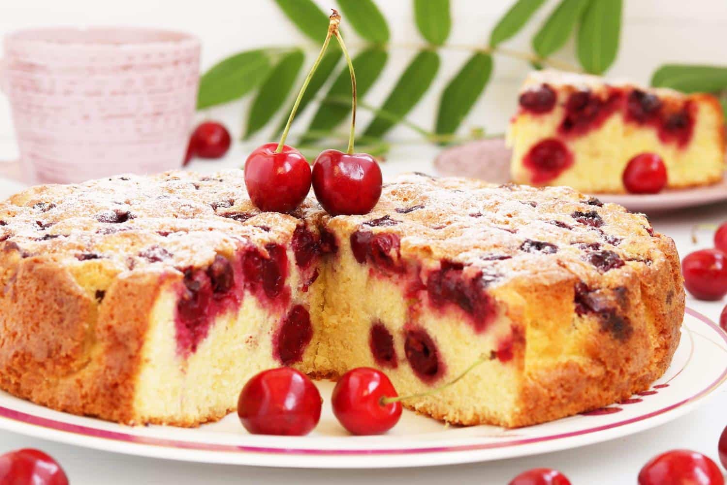 Plus léger qu'un clafoutis, ce gâteau moelleux à la cerise est aussi facile à préparer