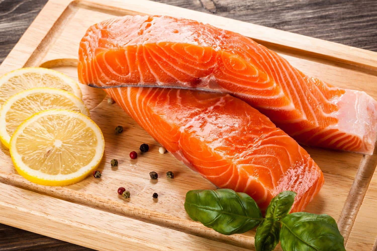 Plus facile qu'au couteau : un poissonnier donne son astuce pour enlever la peau du saumon sans effort