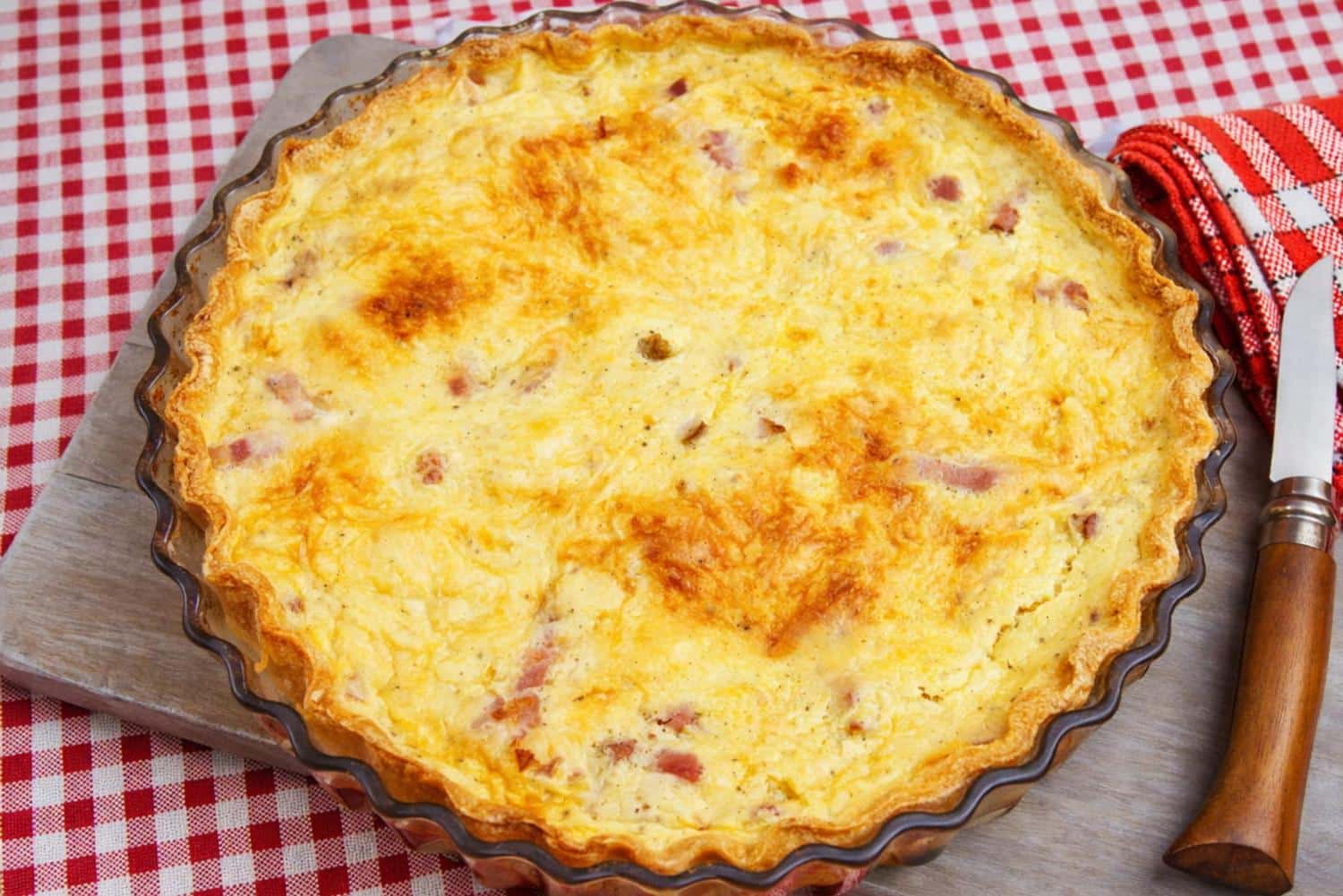 Moins calorique et riche en protéines : cette variante de la quiche lorraine remplace la crème fraîche par ...