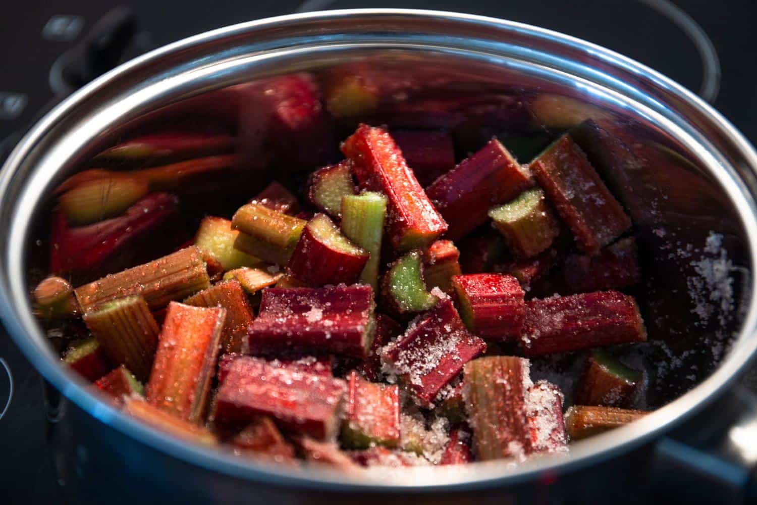 Pour changer de la tarte, Laurent Mariotte cuisine la rhubarbe de cette façon tout aussi gourmande