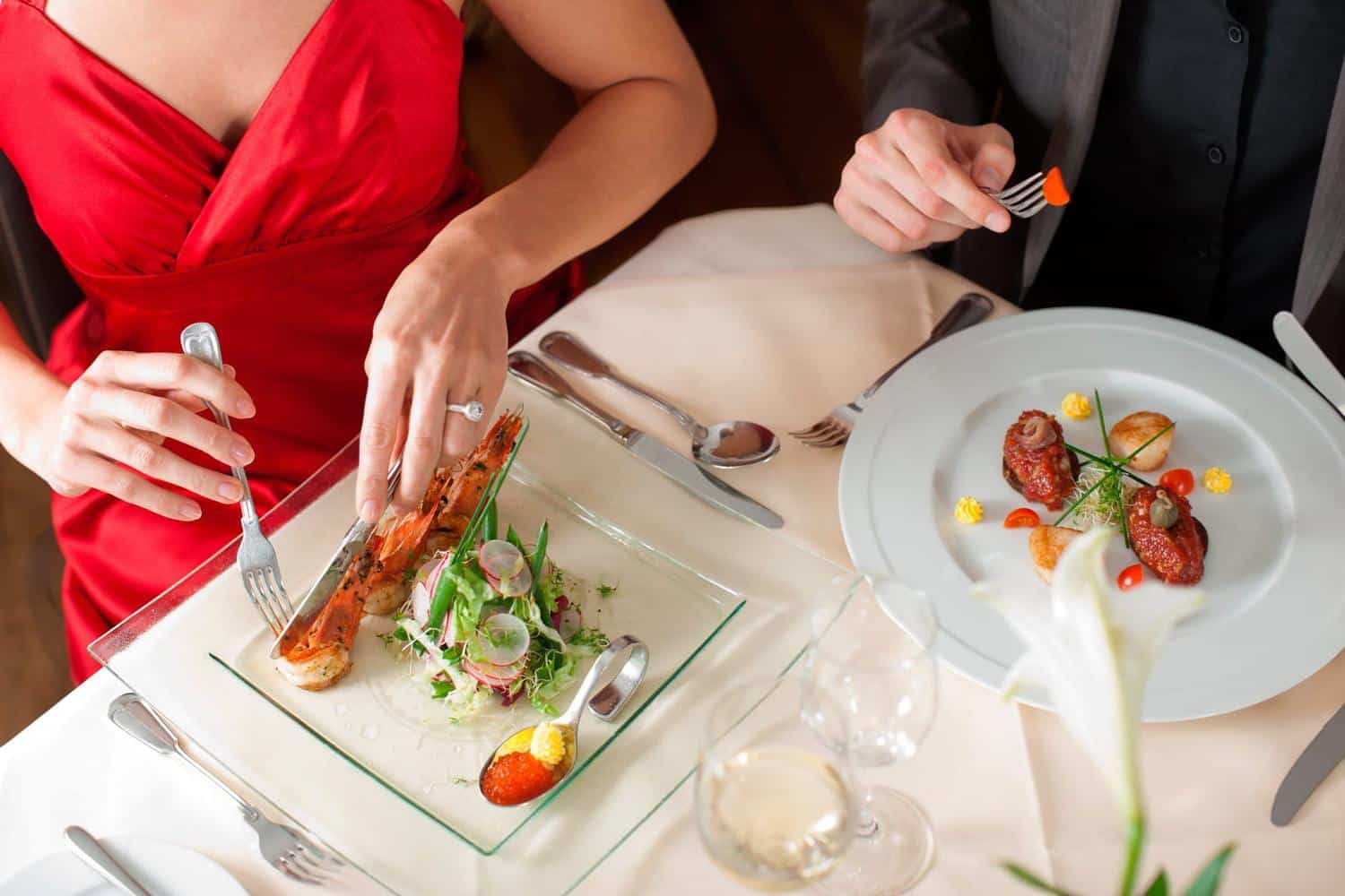 Cette règle de politesse à table dure depuis 3 siècles, mais elle ne sert plus à rien