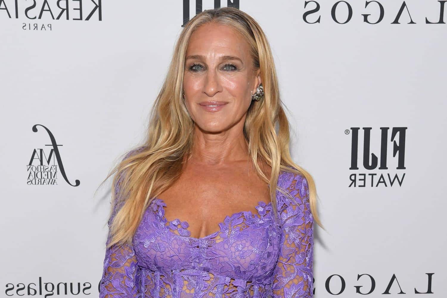 À 61 ans, Sarah Jessica Parker montre une nouvelle façon d'assumer les cheveux blancs