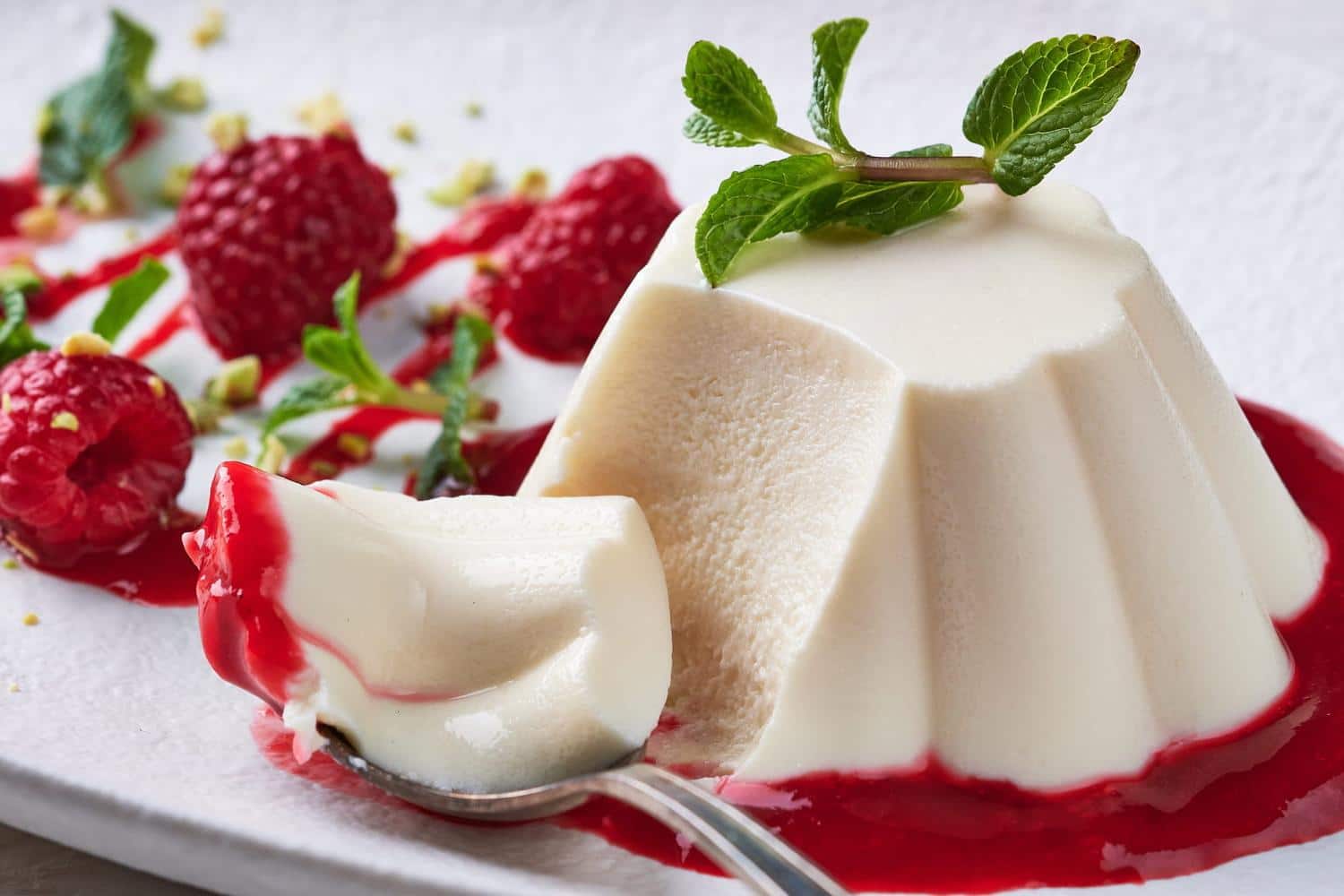 Ni gélatine ni agar-agar : une vraie panna cotta se prépare comme ça