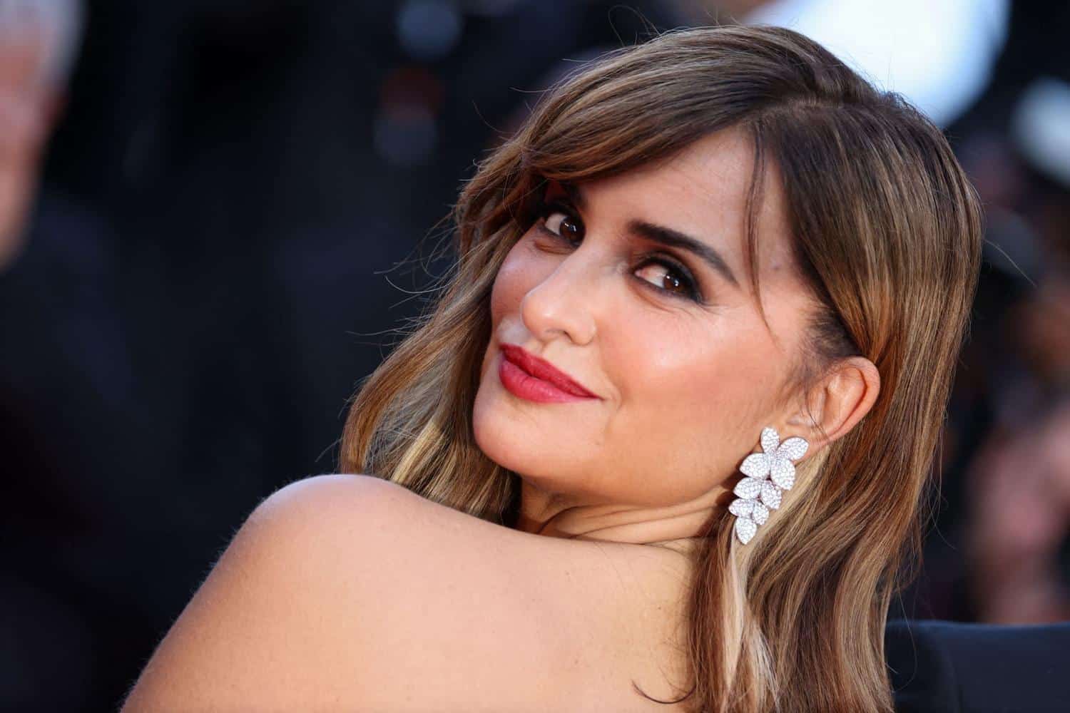 Pour célébrer la victoire de l'Espagne, Penelope Cruz pose avec le maillot mais c'est ce détail beauté qui retient l'attention