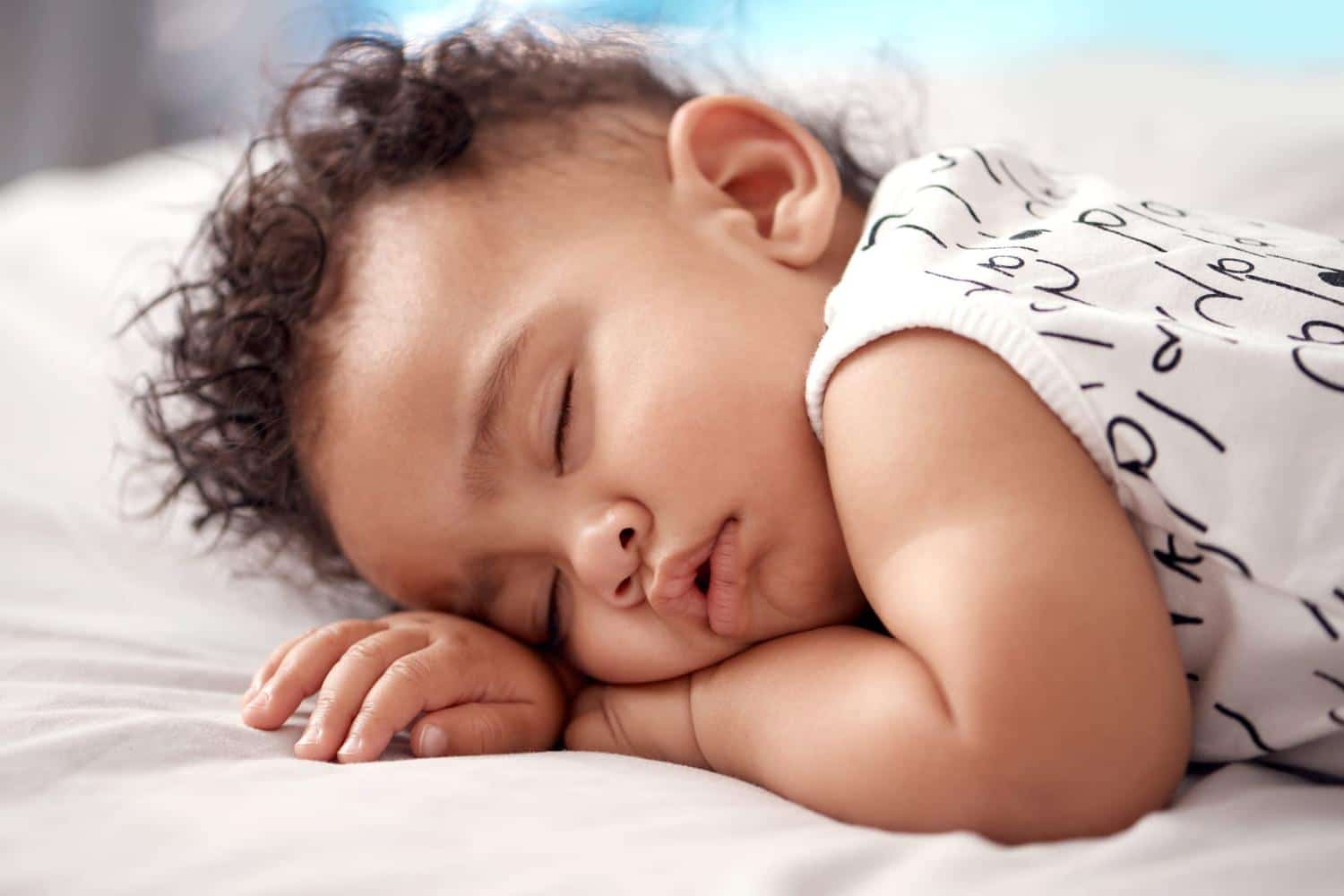 Mon bébé s'est endormi sur le ventre, faut-il le réveiller ? Une experte donne son avis sur ce dilemme fréquent des parents