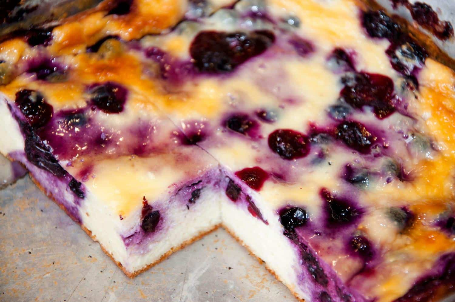Entre le cheesecake et le clafoutis, ce gâteau aux myrtilles est incroyablement léger
