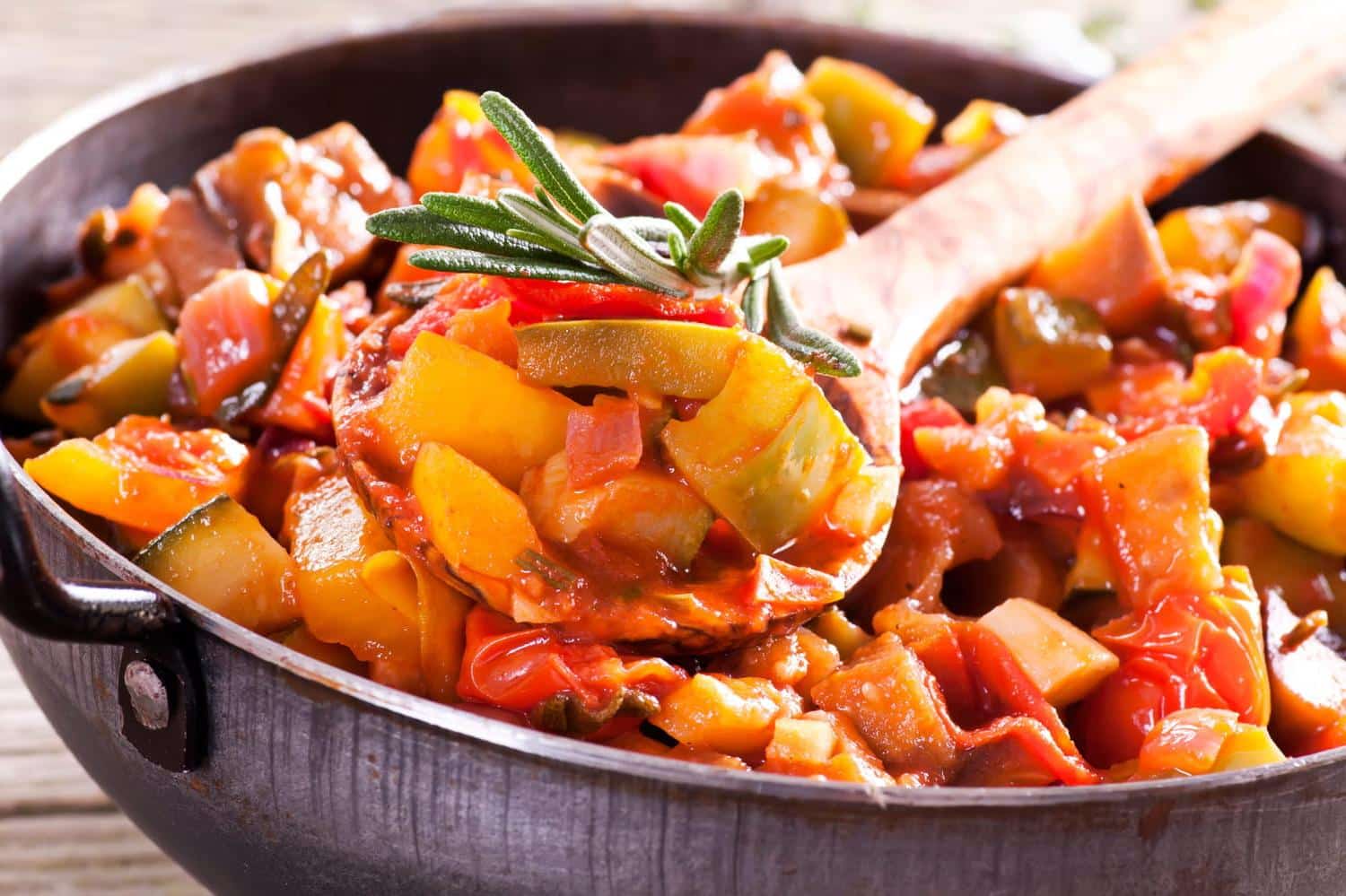 Moins d'eau et plus de goût : ce geste en début de cuisson donne une ratatouille vraiment réussie