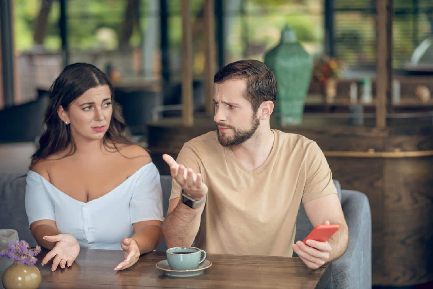 Pourquoi les couples se disputent davantage pendant les vacances selon la psychologie ?