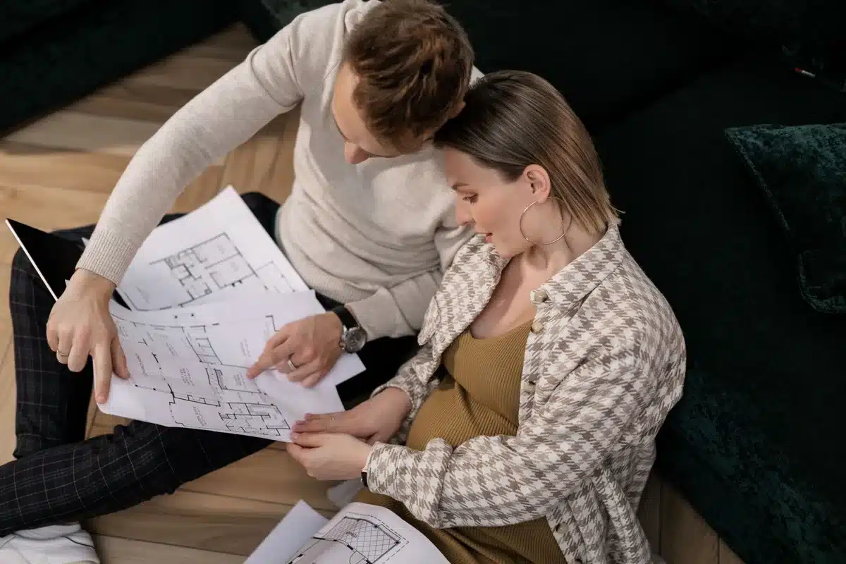 Un couple planifiant ensemble, regardant un calendrier ou discutant de projets futurs.