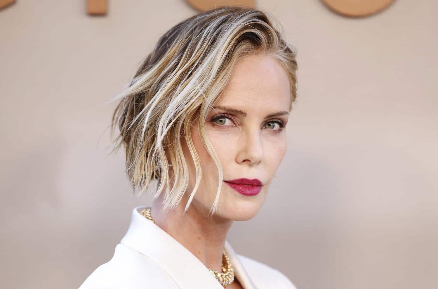 À 50 ans, Charlize Theron fait sensation avec la couleur de vernis la plus rajeunissante de la saison