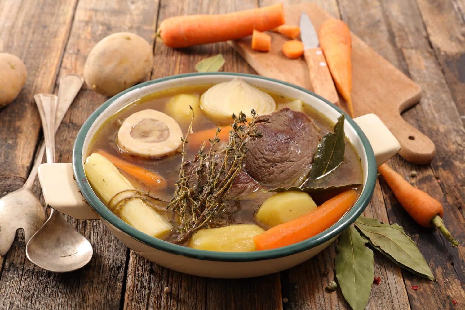 La viande de votre pot-au-feu est trop dure ? Voici l'ingrédient magique qui va l'attendrir en quelques minutes