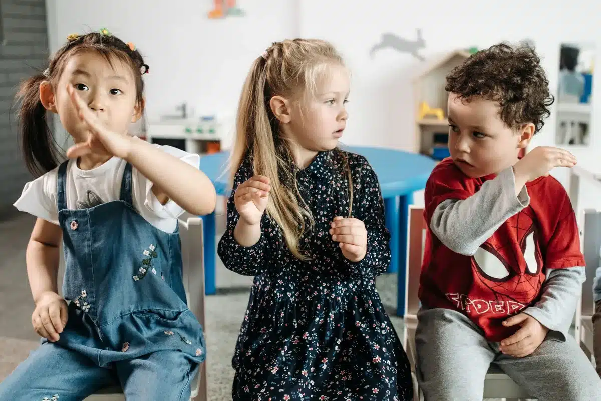 Enfants en maternelle jouant et apprenant ensemble dans une salle de classe colorée