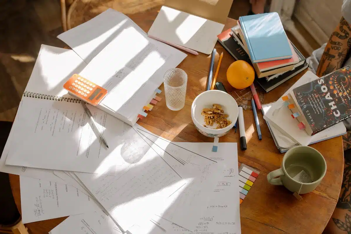 Enfant travaillant sur ses devoirs avec des fournitures bien organisées