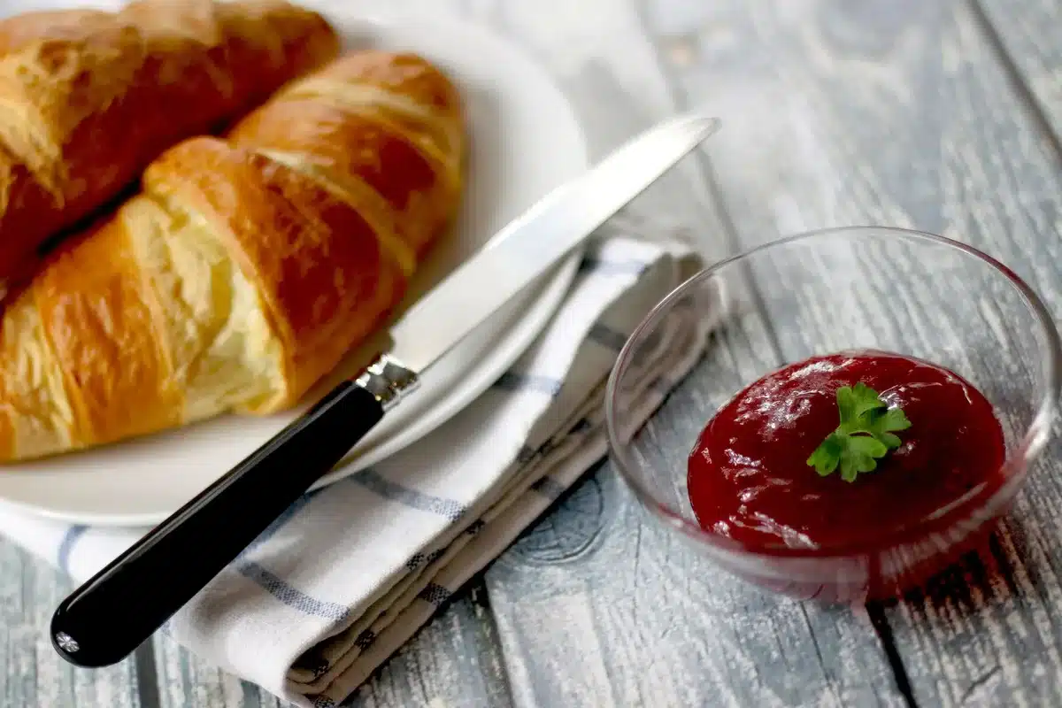 Pot de confiture de fraise rouge avec fraises fraîches sur une table de petit-déjeuner