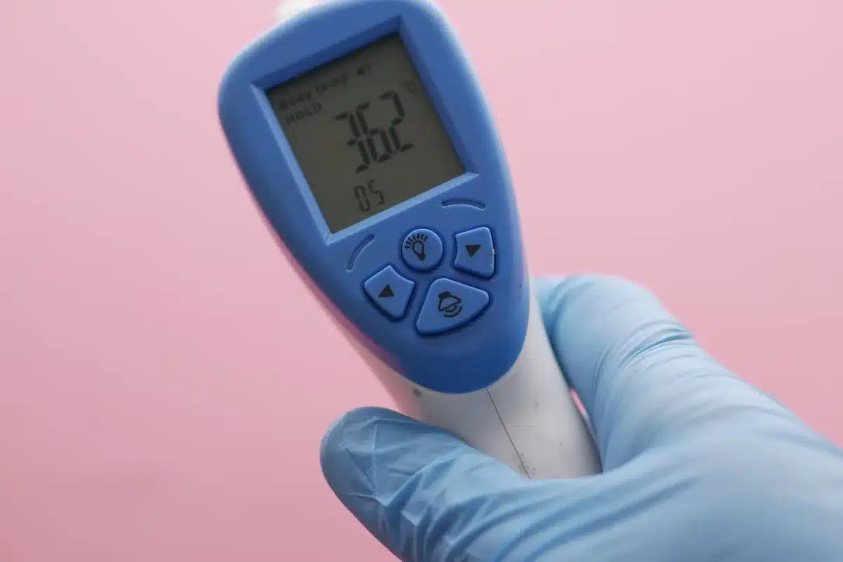 Thermomètre affichant une température élevée, illustrant l'impact de la chaleur sur le corps