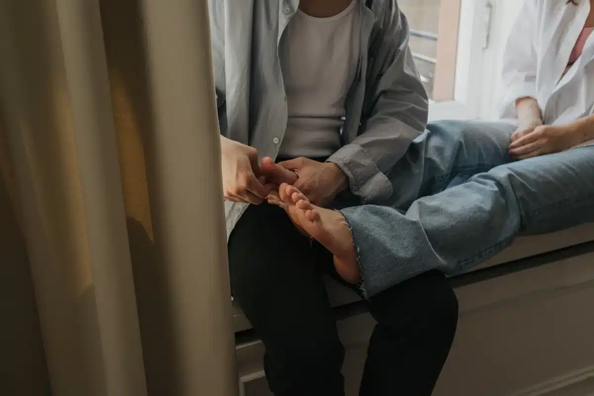Couple se massant doucement dans un cadre relaxant et intime