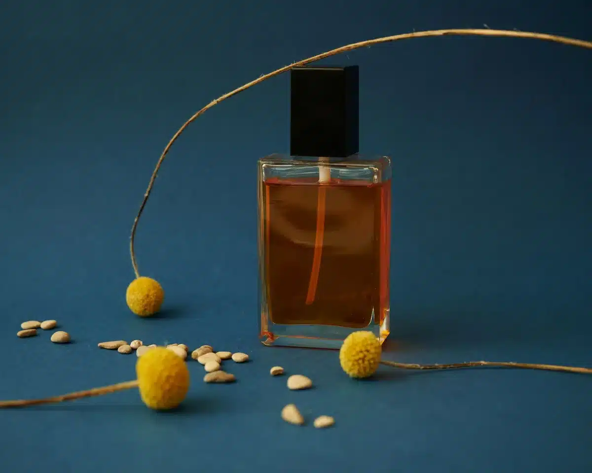 Flacon de parfum classique entouré de fleurs de gardénia sur une surface élégante