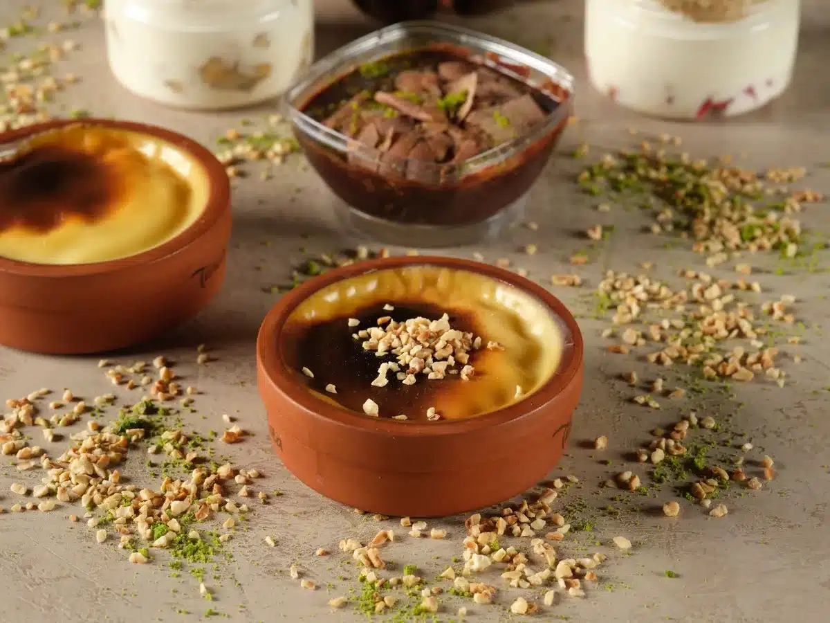Bol de riz au lait crémeux saupoudré de cannelle