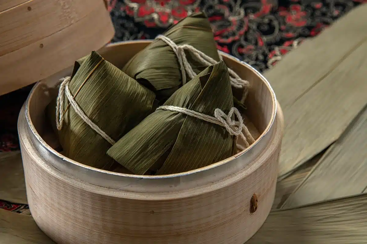 Riz gluant cuit à la vapeur dans un panier en bambou