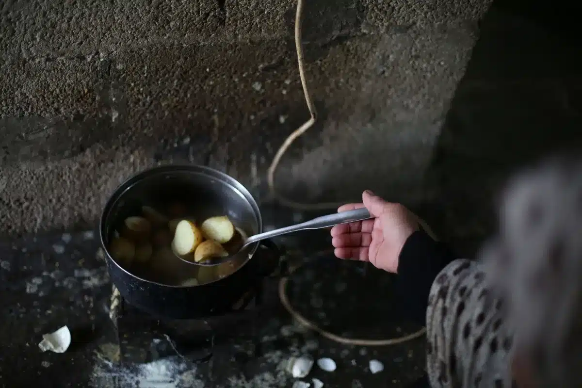 Kleine Kartoffeln kochen in kochendem Wasser in einem Topf