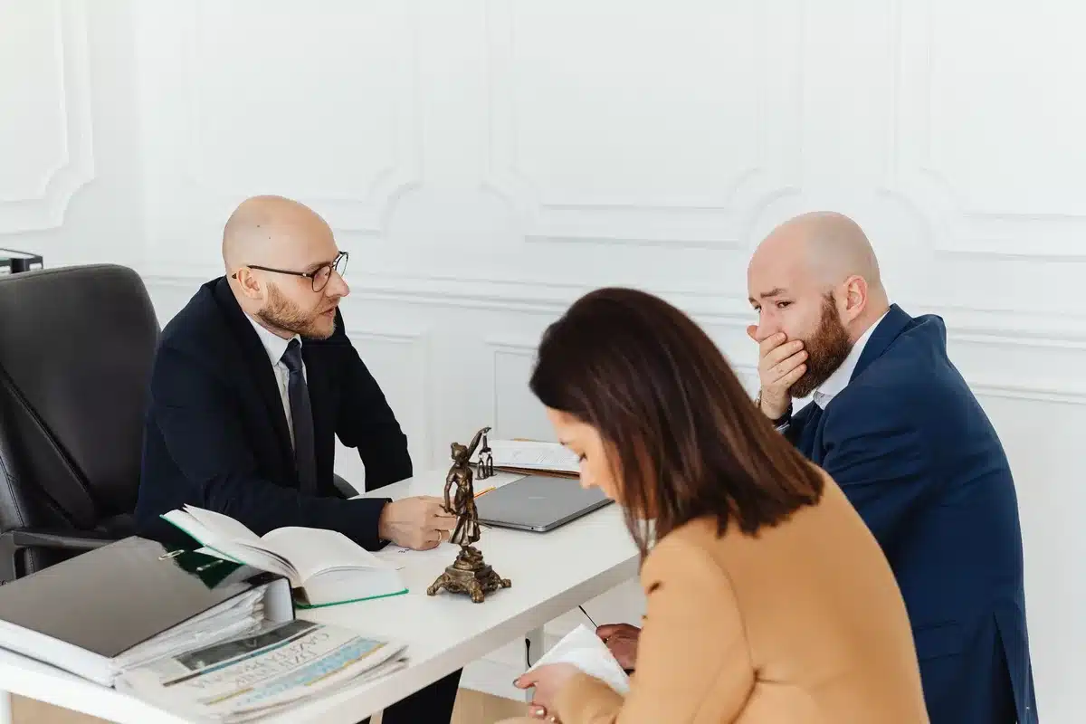 Un notaire consultant des documents d'estate avec un client