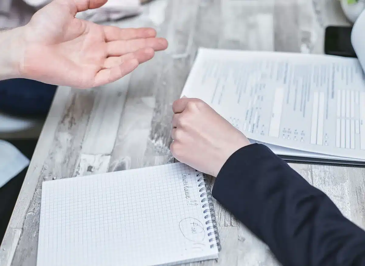 Des documents d'succession et des papiers financiers sur un bureau