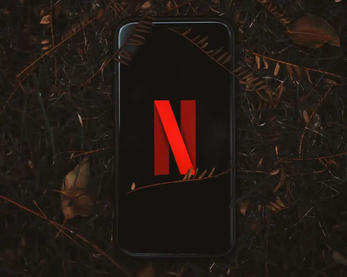 Netflix logo a zrušená seriálová grafika reprezentující konec spolupráce