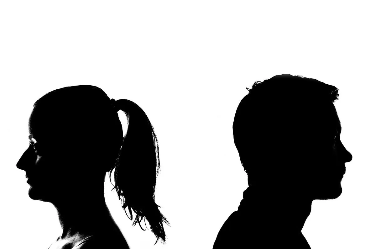Persona en conflicto emocional, expresando inseguridad en una relación