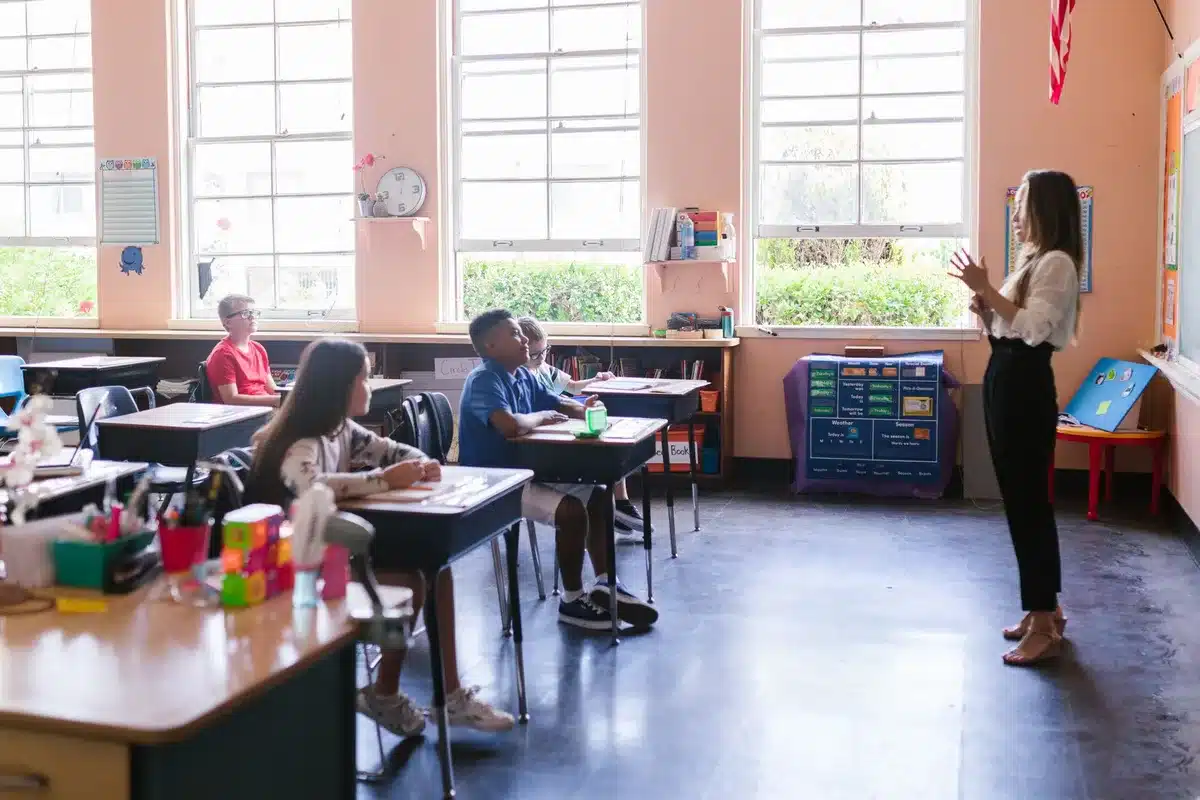 Une salle de classe avec des enfants assis à leurs bureaux lors du premier jour