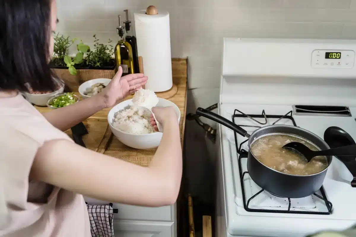 Différentes méthodes de cuisson du riz : absorption, pilaf et vapeur illustrées