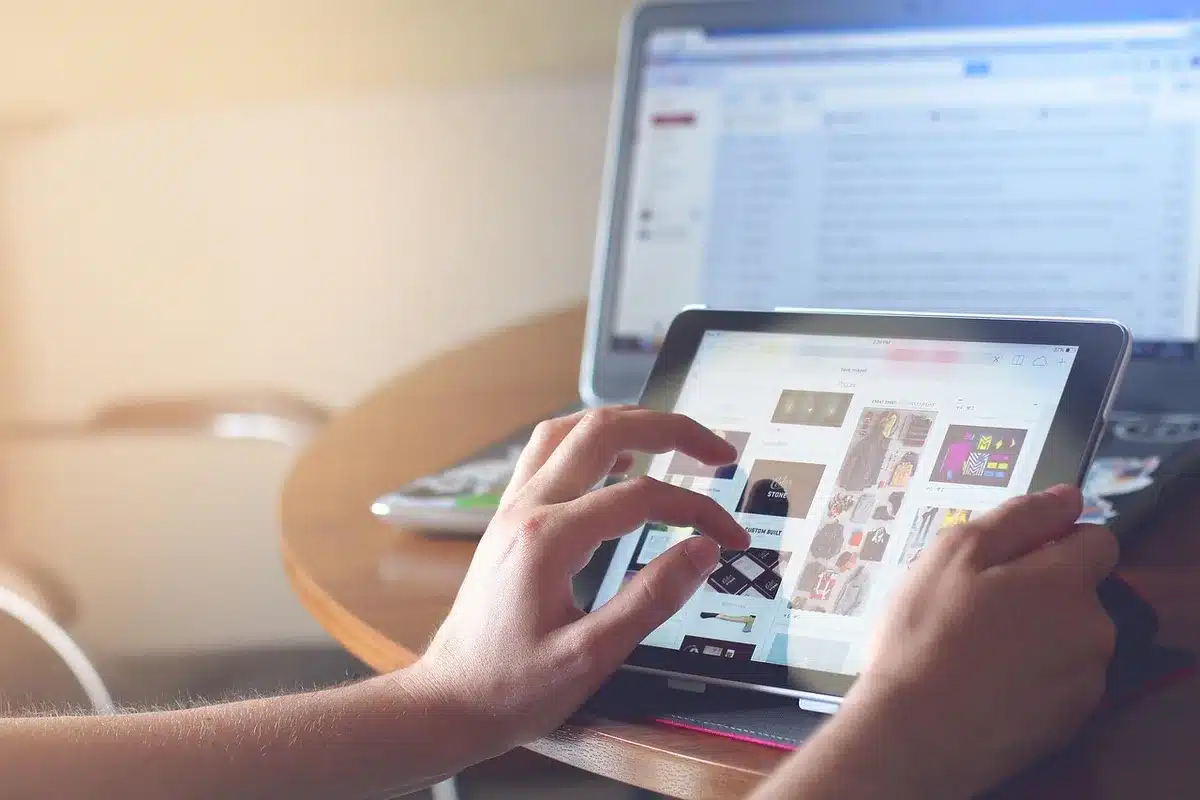 Élève passant un test numérique sur tablette en classe