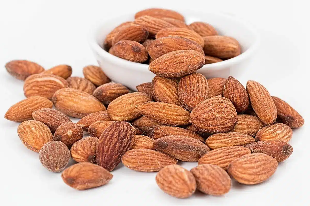Femme enceinte préparant une assiette équilibrée avec fruits et légumes