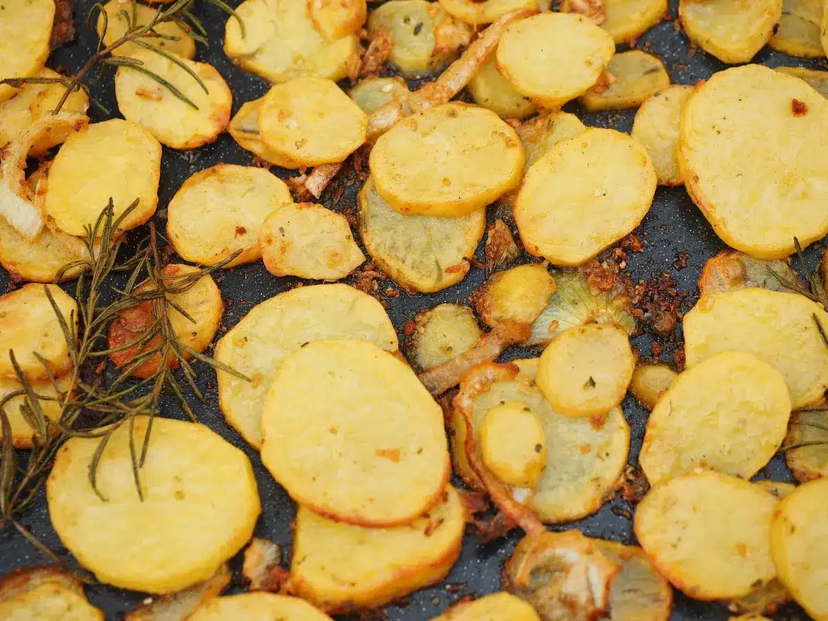 Poulet rôti doré avec peau croustillante et pommes de terre rôties