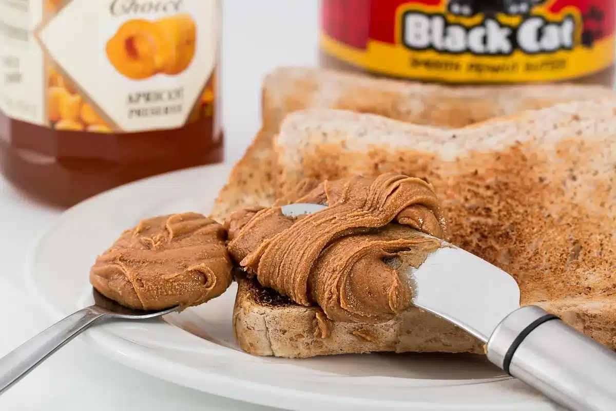 Préparation de tartines en étalant un mélange crémeux sur du pain grillé