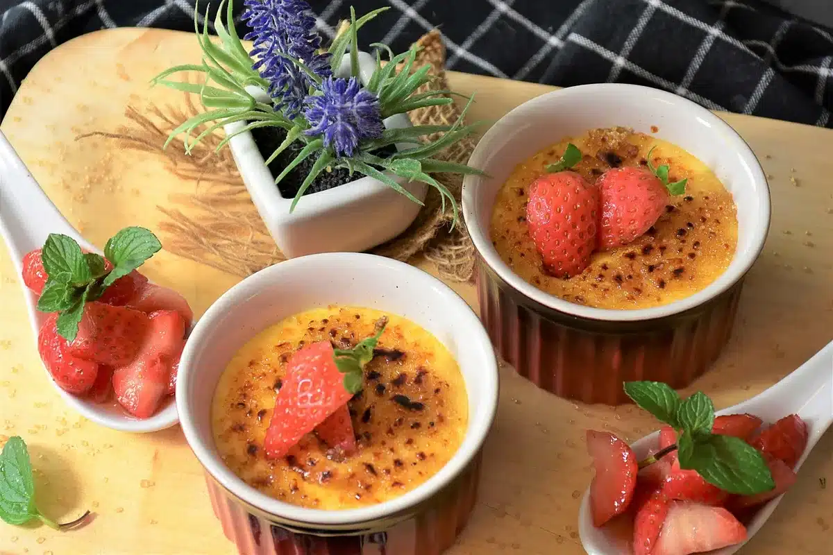 Ingrédients pour crème caramel : lait, œufs, sucre et vanille
