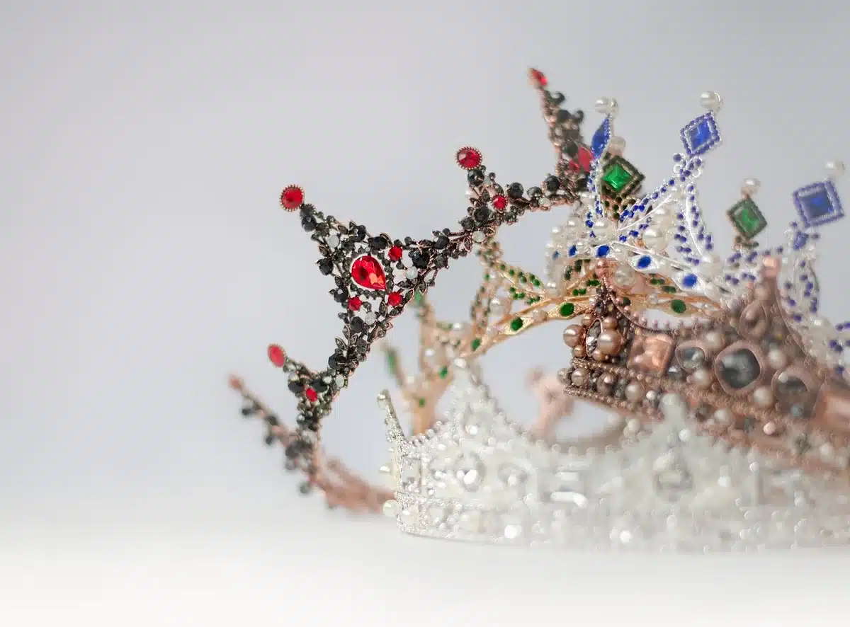 Couronne dorée et symboles royaux élégants sur fond luxueux.